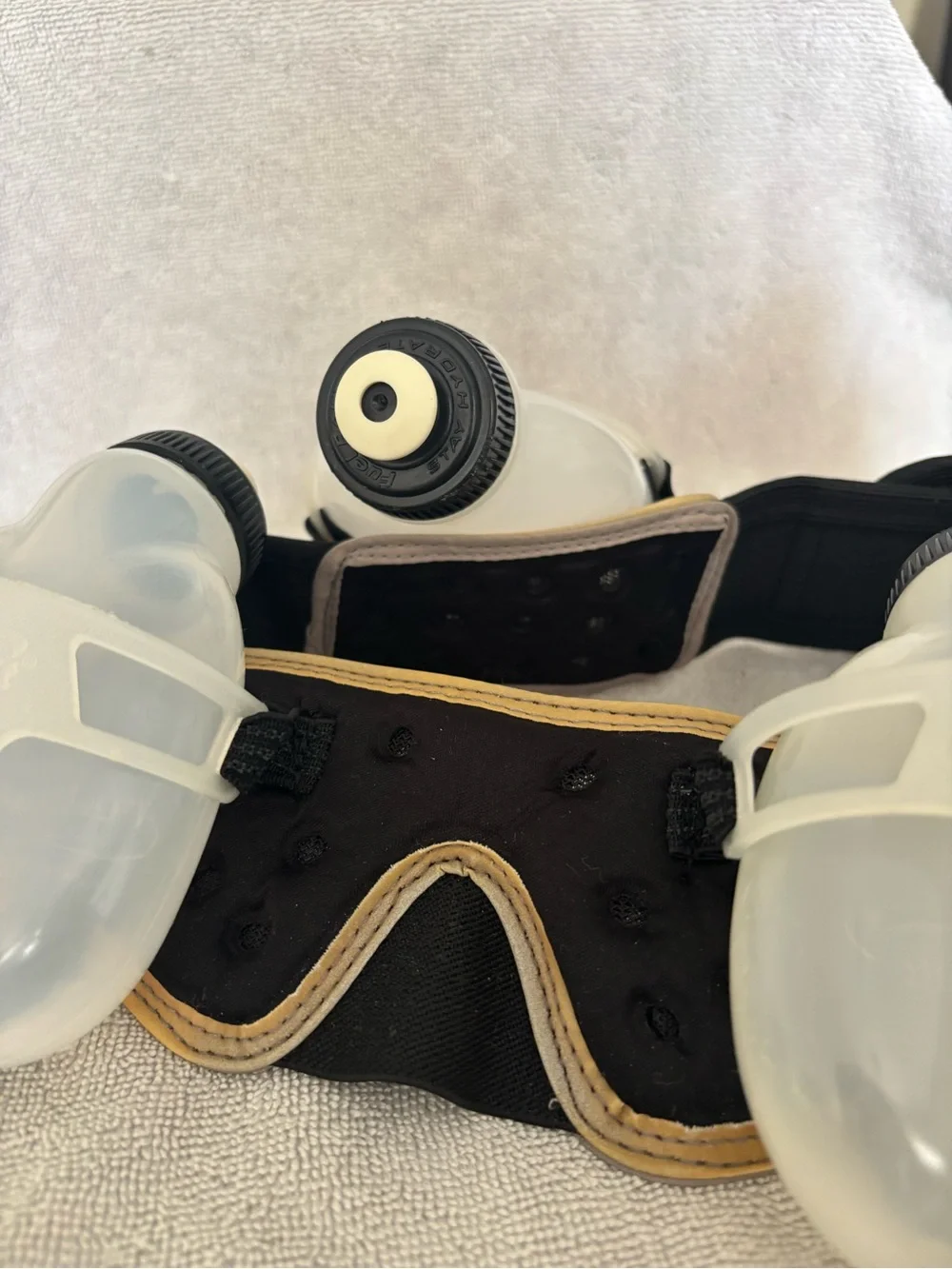 FuelBelt 4-Bottle Hydration Waist Pack Belt 8 fl oz Push Cap Refillable Black.